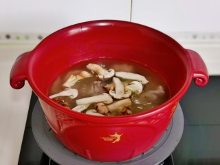 竹荪鸡汤,加入切好的松茸片，竹荪再炖20分钟。
