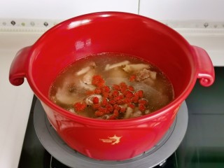 竹荪鸡汤,加入泡软枸杞煮2分钟关火。