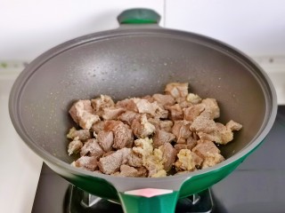 红烧牛板筋,起油锅，倒入牛肉块煸炒。
