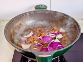 红烧牛板筋,加入切小块的洋葱，收汁至浓稠即可。（留点汤汁更好吃）