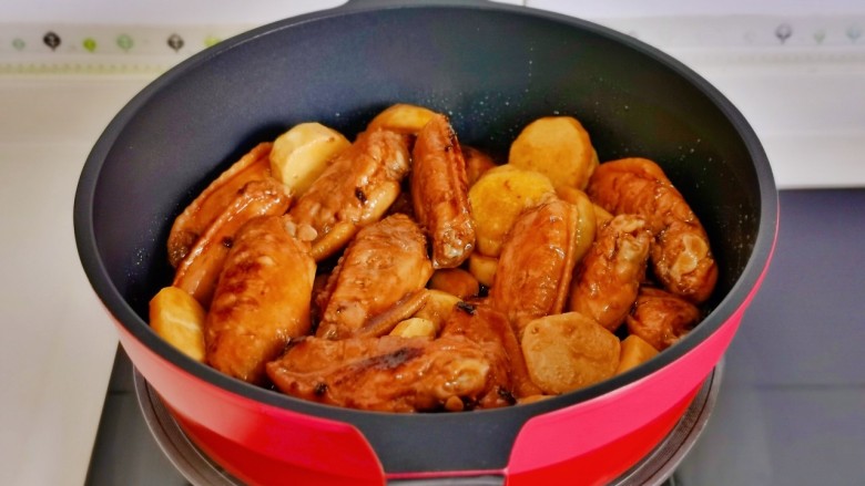 蜂蜜鸡翅,摆入煎好的鸡翅，倒入腌制鸡翅的照烧汁，加水烧开转中火煮熟。
