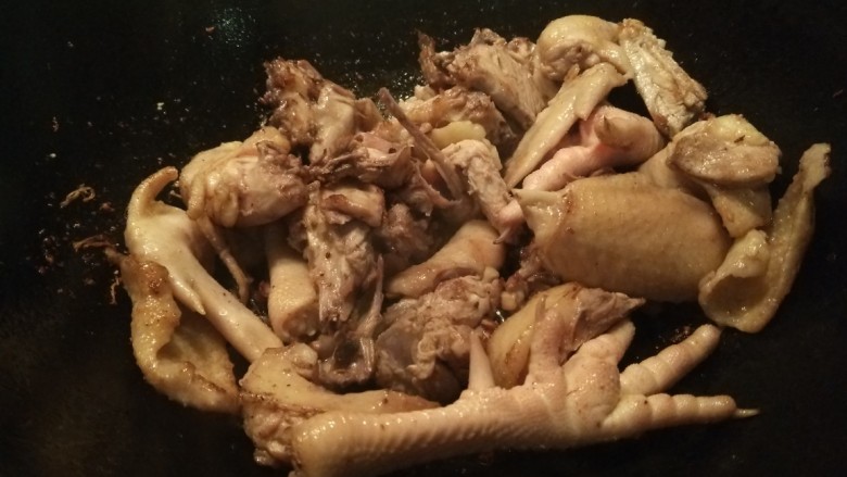 竹荪鸡汤,鸡块倒入锅中干煸，为了炒出油汁