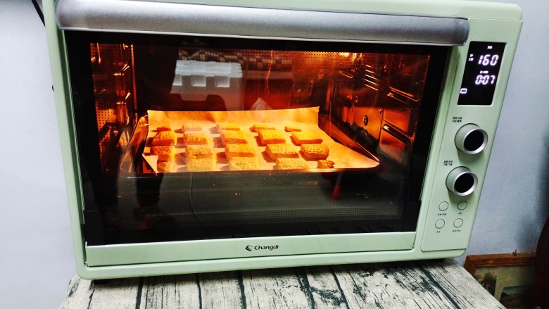 苏打饼干,烤箱预热，160度烤20分钟。