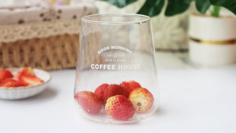 草莓乳酸菌气泡饮,玻璃杯中放一层草莓，