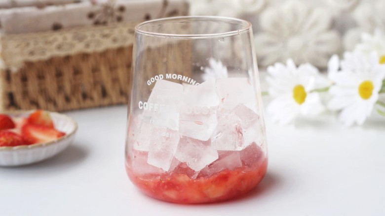 草莓乳酸菌气泡饮,加入半杯冰块，