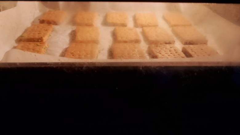 苏打饼干,放入预热好的烤箱上火130度下火120度，烘烤20分钟