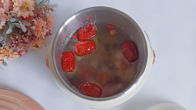 桂圆红枣八宝粥,加入适量的清水