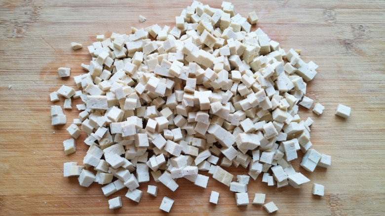 豆腐包子,香豆腐冲洗一下切成小丁。 