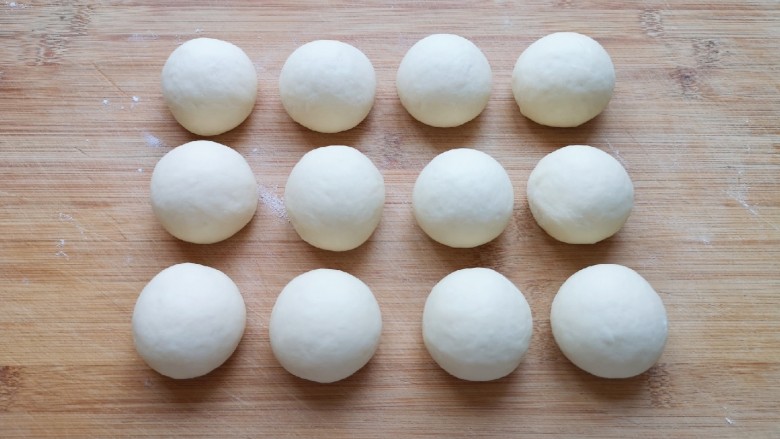 豆腐包子,搓成长条，分成大小一致的小剂子揉光滚圆。 