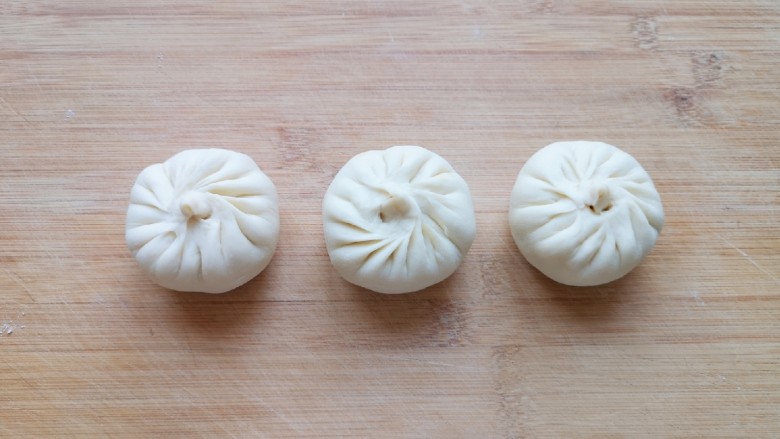 豆腐包子,包成自己喜欢的形状，依次做完剩下的面团。 