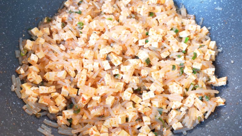 豆腐包子,下入豆腐和粉条翻炒均匀。 