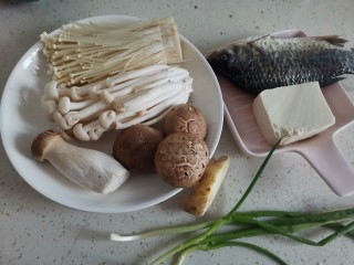 鲫鱼豆腐菇菌汤,准备食材备用