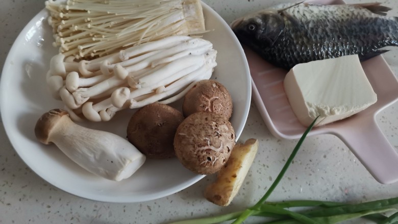 鲫鱼豆腐菇菌汤,准备食材备用