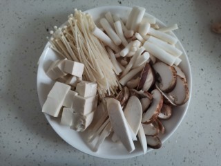 鲫鱼豆腐菇菌汤,豆腐切块，所有蘑菇洗干净切好备用