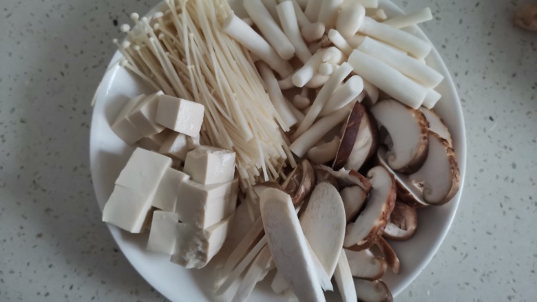 鲫鱼豆腐菇菌汤,豆腐切块，所有蘑菇洗干净切好备用