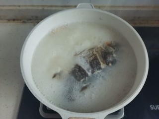 鲫鱼豆腐菇菌汤,大火煮开转小火煎30分钟