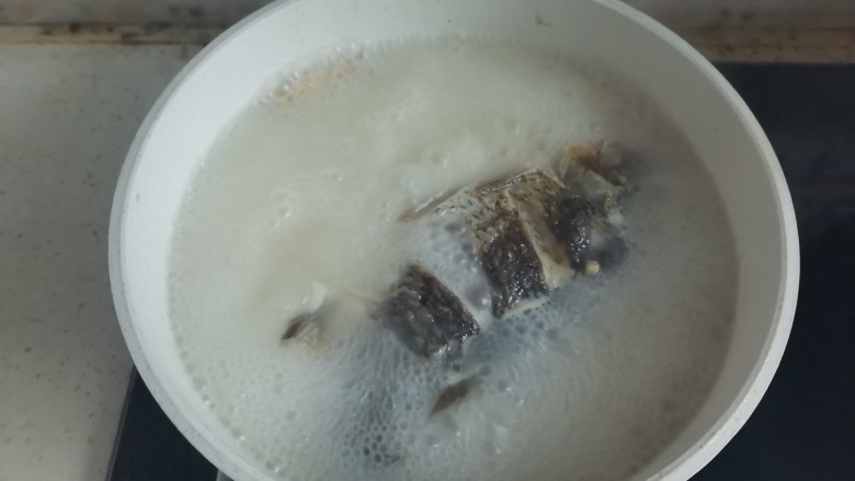 鲫鱼豆腐菇菌汤,大火煮开转小火煎30分钟