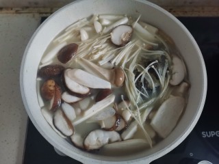鲫鱼豆腐菇菌汤,加入豆腐和蘑菇继续炖10分钟