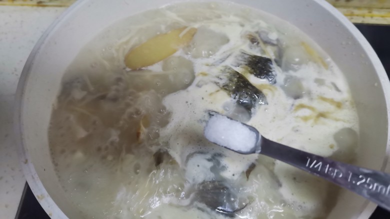 鲫鱼豆腐菇菌汤,最后加入适量盐调味
