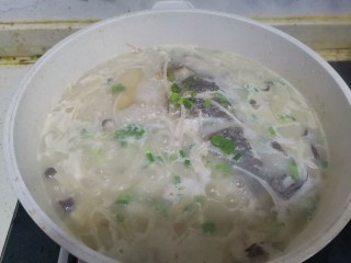 鲫鱼豆腐菇菌汤,撒上葱花即可出锅