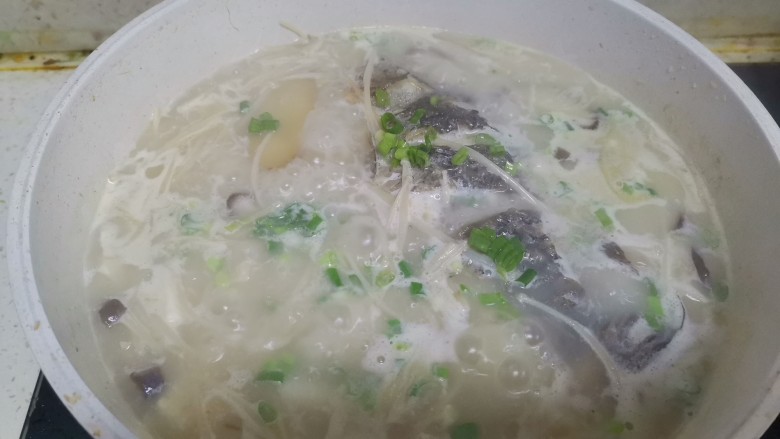 鲫鱼豆腐菇菌汤,撒上葱花即可出锅