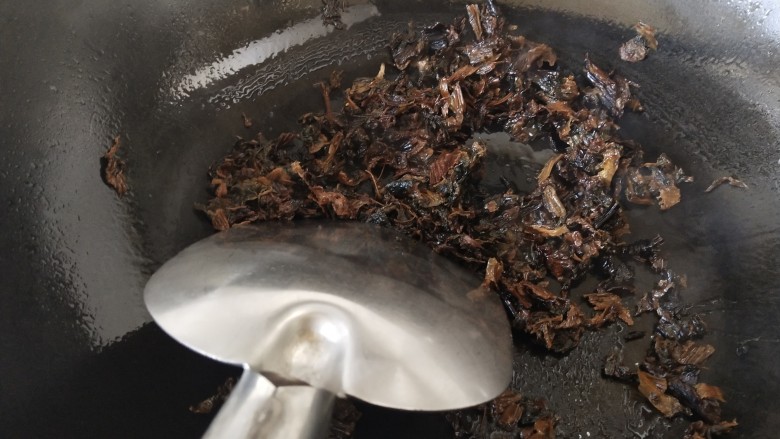 香干蒸腊肉,锅里放油烧热，放入梅干菜煸香