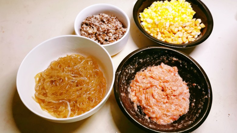 豆腐包子,蘑菇焯水后切碎，粉条煮熟切小段备用。