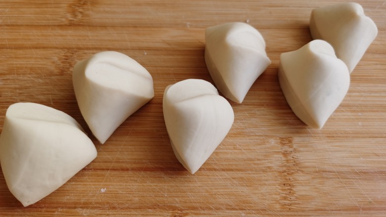 豆腐包子,切成大小均匀的面剂子。