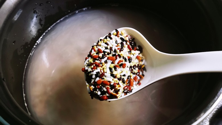 桂圆红枣八宝粥,泡好的豆米放入压力锅。