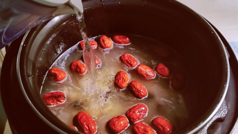 桂圆红枣八宝粥,按自己家需要的稀稠度添加适量清水。