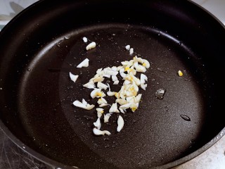 豆干炒腊肉,起油锅放入食用油，油热后放入蒜碎炒出香味。