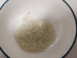 桂圆红枣八宝粥,准备半杯大米