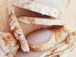 鲫鱼豆腐菇菌汤,一块生姜切片。