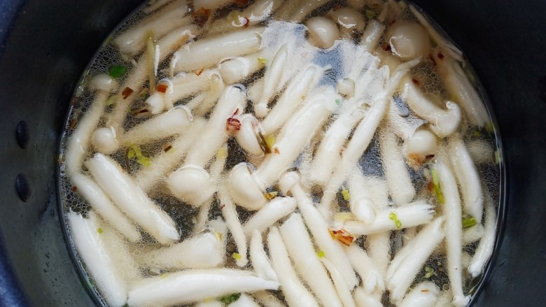 鲫鱼豆腐菇菌汤,锅中烧油，加入葱姜蒜爆香，加入适量清水和菌菇炖煮。
