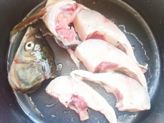 鲫鱼豆腐菇菌汤,锅中加入少许食用油，加入鲫鱼稍微煎一下，然后盛出备用。