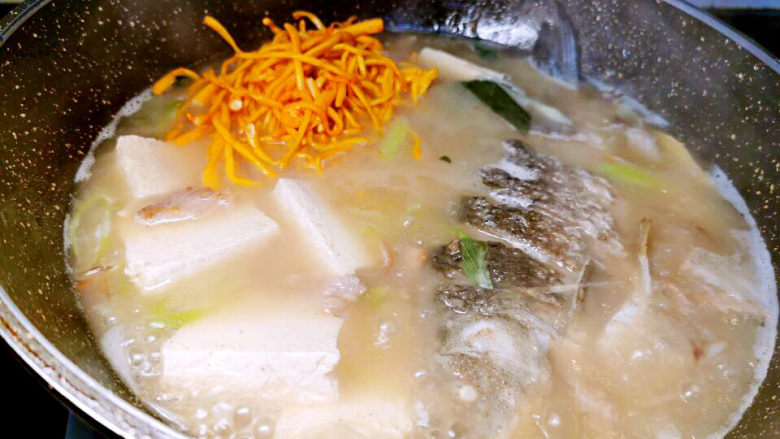 鲫鱼豆腐菇菌汤,加入虫草花，奶白又金黄，太好看了