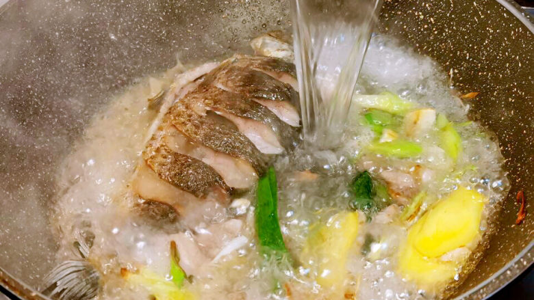 鲫鱼豆腐菇菌汤,下沸水