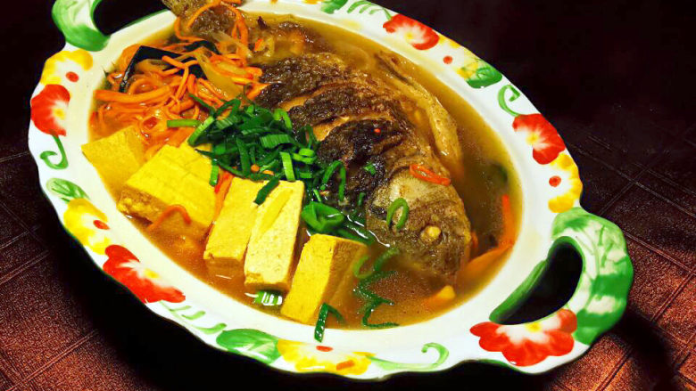 鲫鱼豆腐菇菌汤,年年有余，是中国传统寓意，好看之外，好吃也是必须的