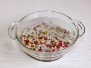 桂圆红枣八宝粥,米，豆清洗干净冷水泡30分钟。