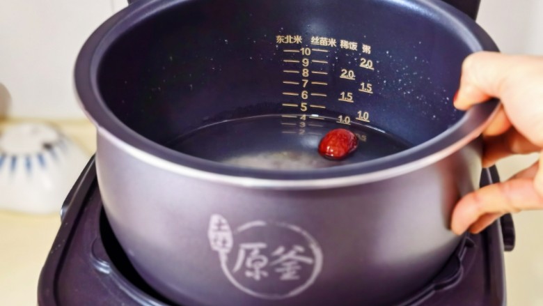 桂圆红枣八宝粥,内胆放回电饭煲中。