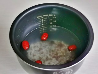 桂圆红枣八宝粥,加入纯净水，一次加够。
