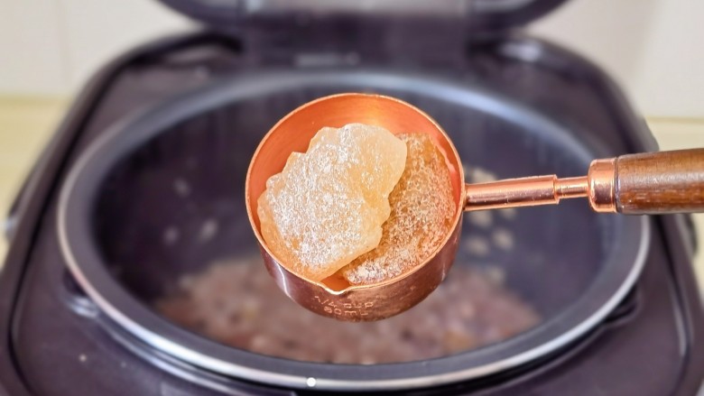 桂圆红枣八宝粥,提前20分钟加入冰糖。