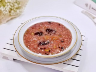 桂圆红枣八宝粥,盛出即可食用，简单又好吃。