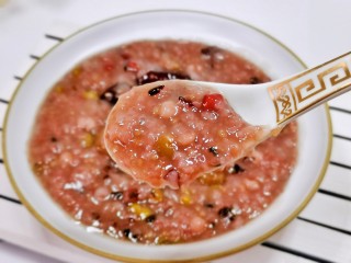 桂圆红枣八宝粥,特别喜欢浓稠的粥，一口一勺停不下来。