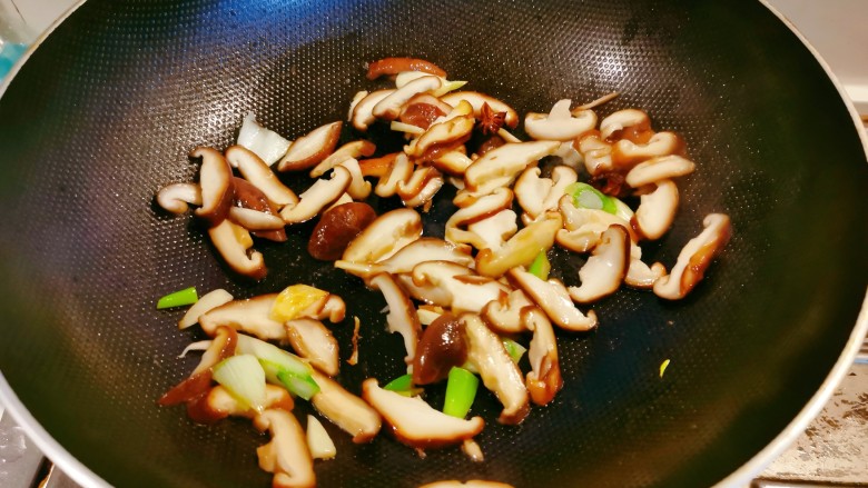 鲫鱼豆腐菇菌汤,放入香菇片翻炒。