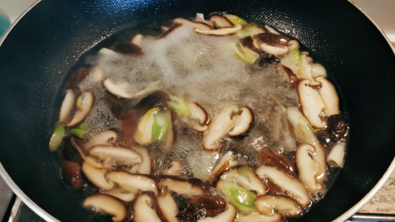 鲫鱼豆腐菇菌汤,倒入适合量的清水，烧开。