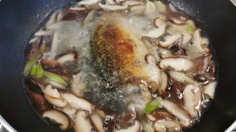 鲫鱼豆腐菇菌汤,烧开后放入煎好的鱼熬煮。