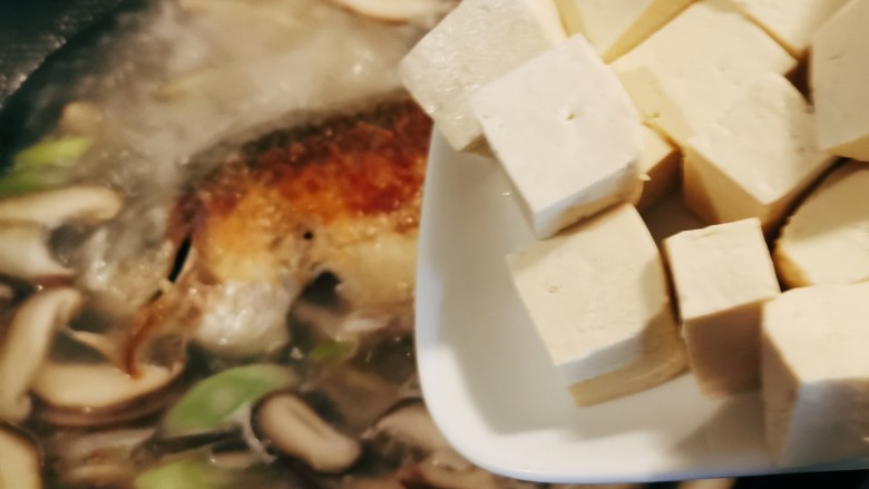 鲫鱼豆腐菇菌汤,放入豆腐煮。