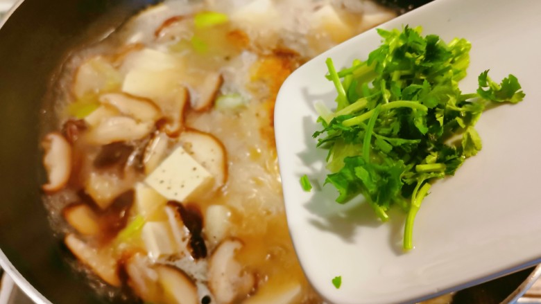 鲫鱼豆腐菇菌汤,放入香菜增香，关火出锅。