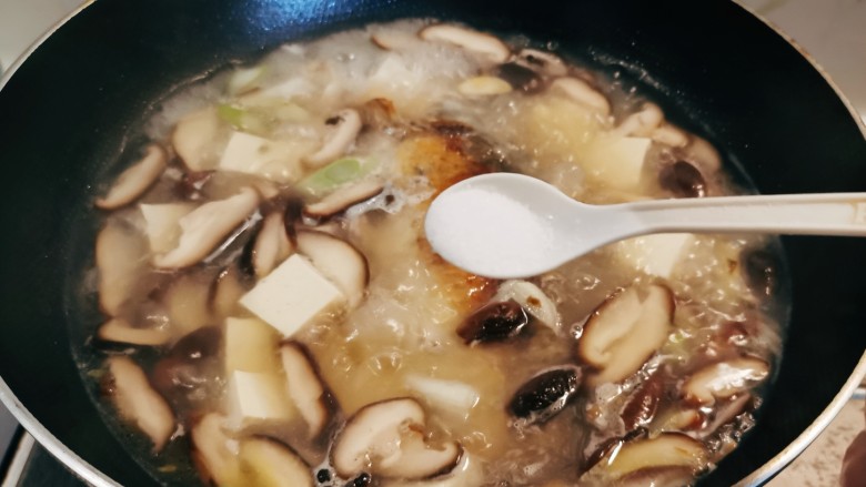 鲫鱼豆腐菇菌汤,汤汁奶白色，放入盐调味。